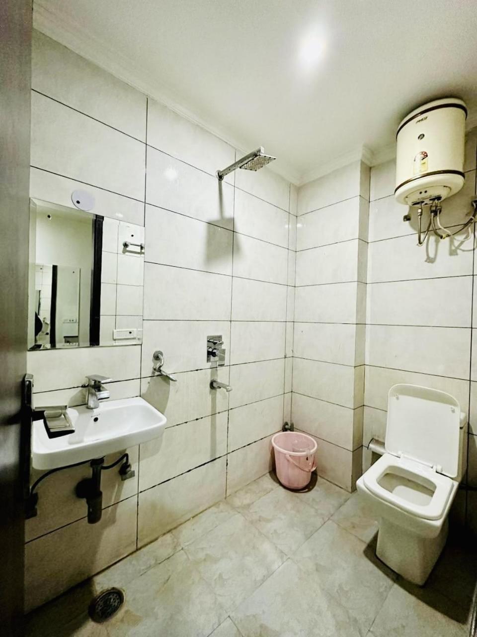 Hotel Sky Plaza New Delhi Buitenkant foto