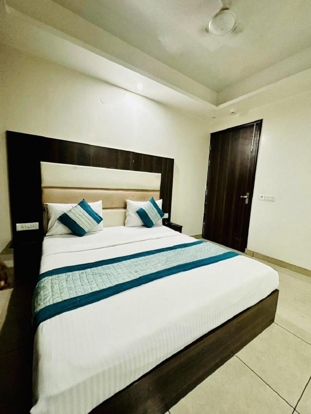 Hotel Sky Plaza New Delhi Buitenkant foto