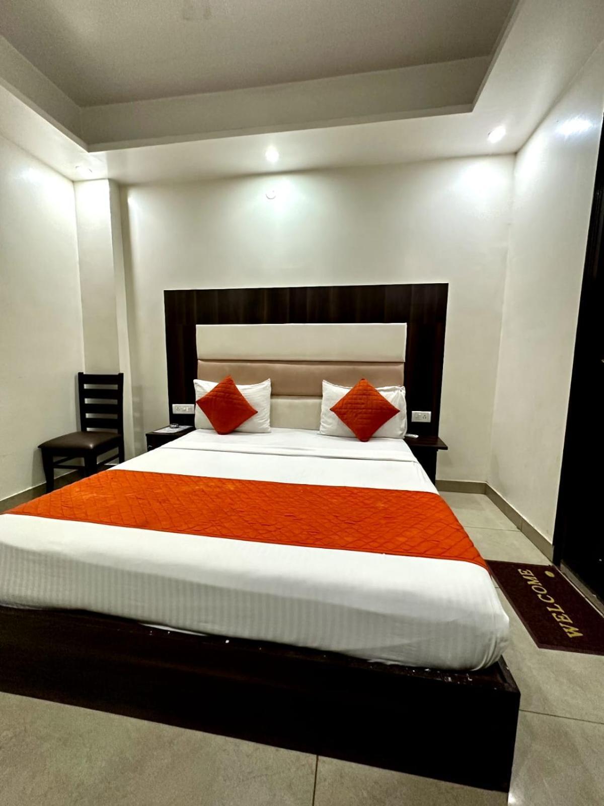 Hotel Sky Plaza New Delhi Buitenkant foto