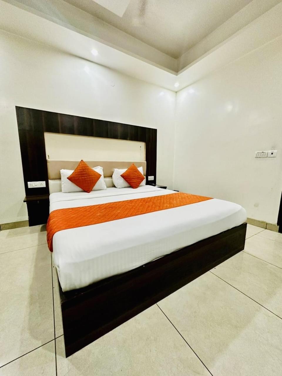 Hotel Sky Plaza New Delhi Buitenkant foto