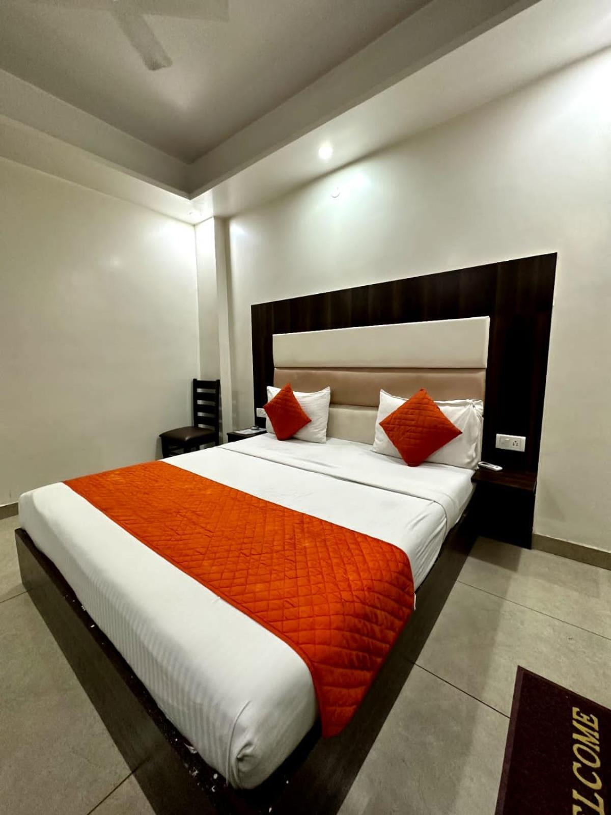 Hotel Sky Plaza New Delhi Buitenkant foto