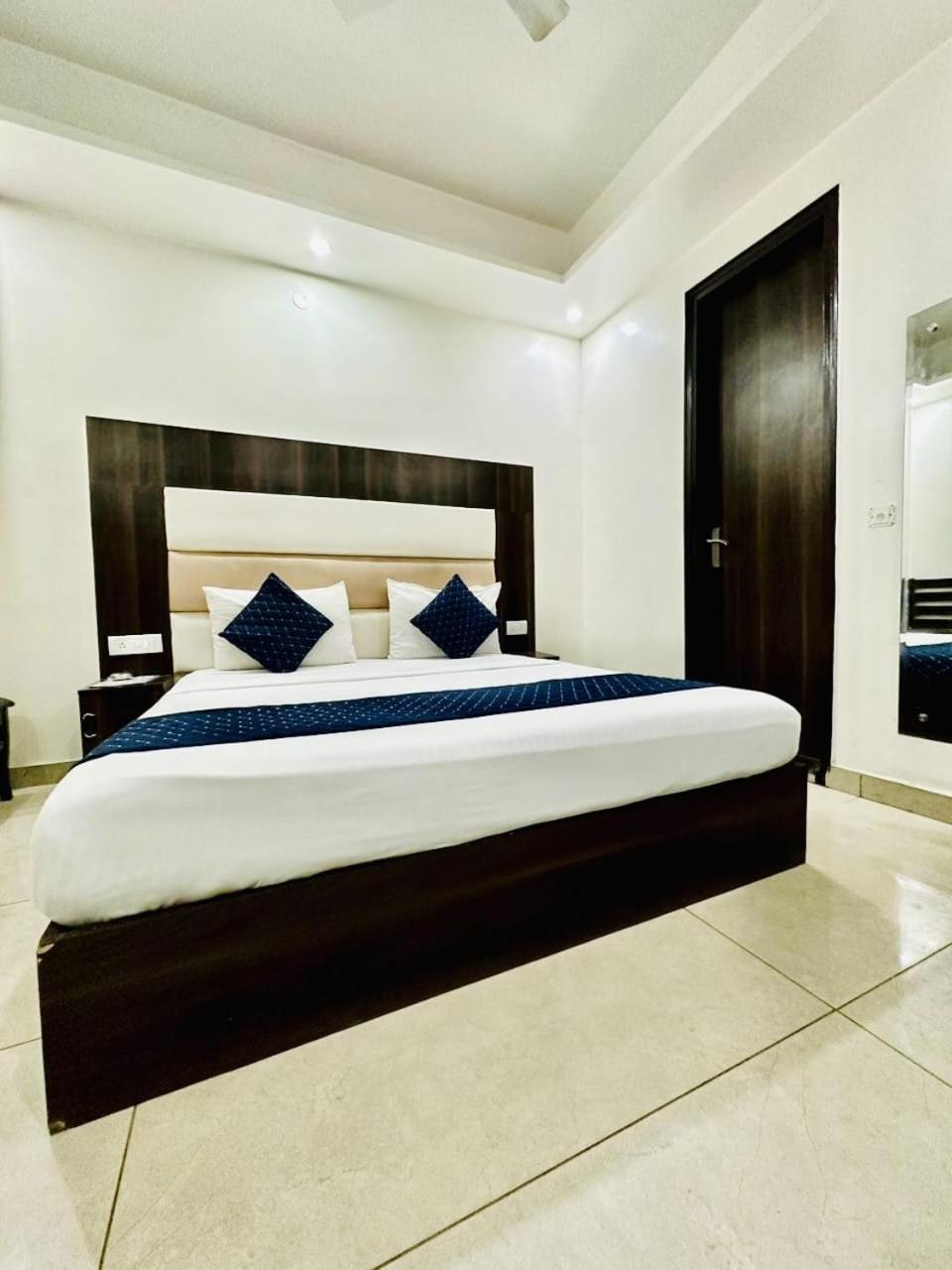 Hotel Sky Plaza New Delhi Buitenkant foto